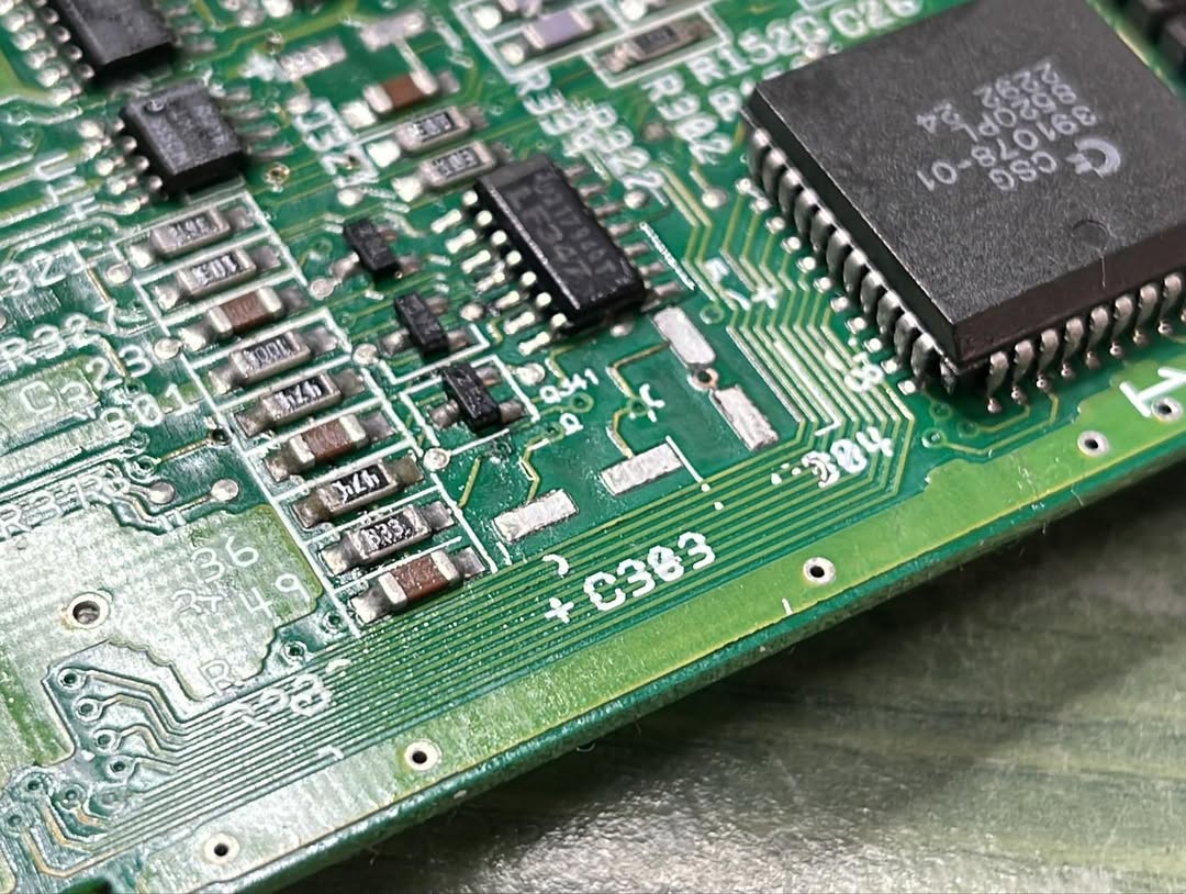 Area del circuito audio dell'Amiga 600 ripulita dopo rimozione dell'op-amp e dei condensatori